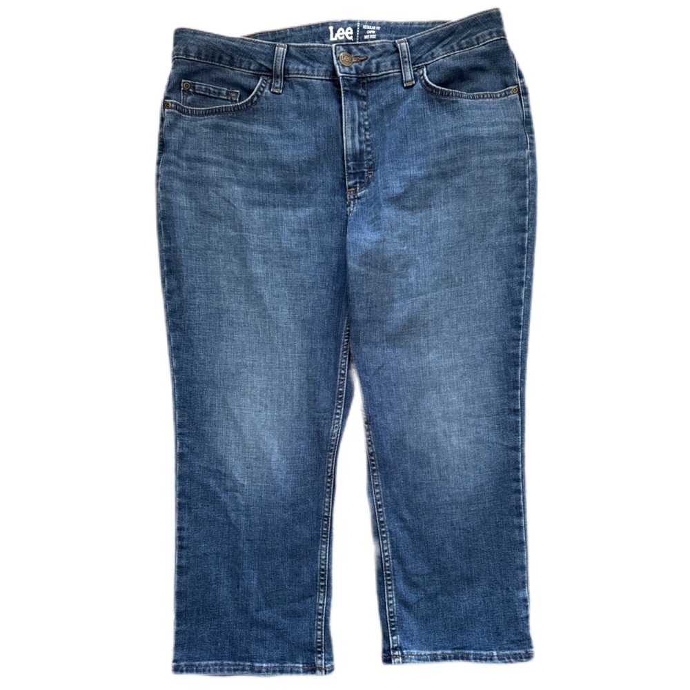 Lee jeans, size 14 Midrise Capri Regular Fit button and fly pockets VGUC